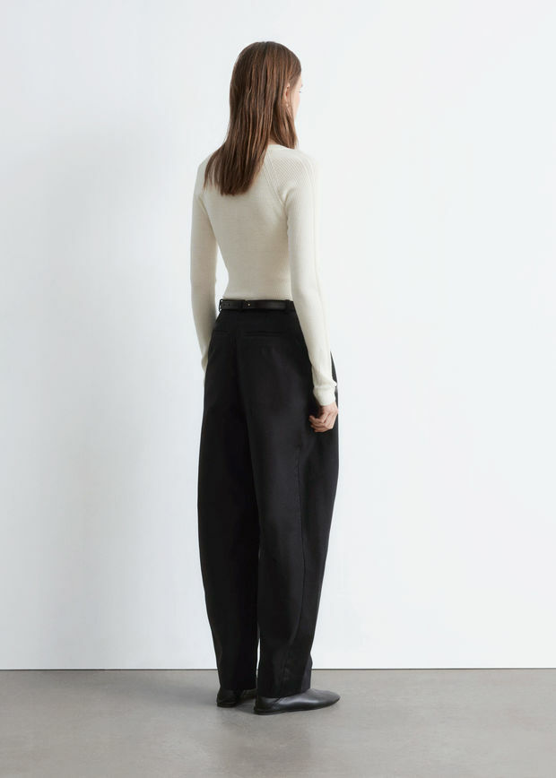 앤아더스토리즈 하프 플라켓 메리노 울 탑의 크림컬러 ECOMLook입니다.