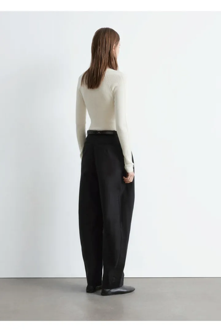 앤아더스토리즈 하프 플라켓 메리노 울 탑의 크림컬러 ECOMLook입니다.