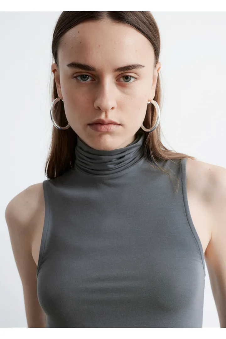 앤아더스토리즈 슬리브리스 터틀넥 탑의 다크 그레이컬러 ECOMLook입니다.