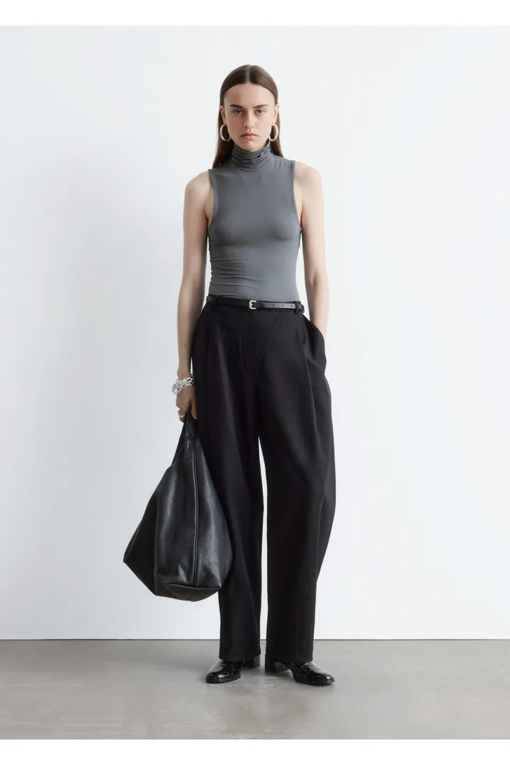 앤아더스토리즈 슬리브리스 터틀넥 탑의 다크 그레이컬러 ECOMLook입니다.