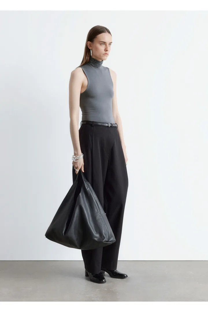 앤아더스토리즈 슬리브리스 터틀넥 탑의 다크 그레이컬러 ECOMLook입니다.