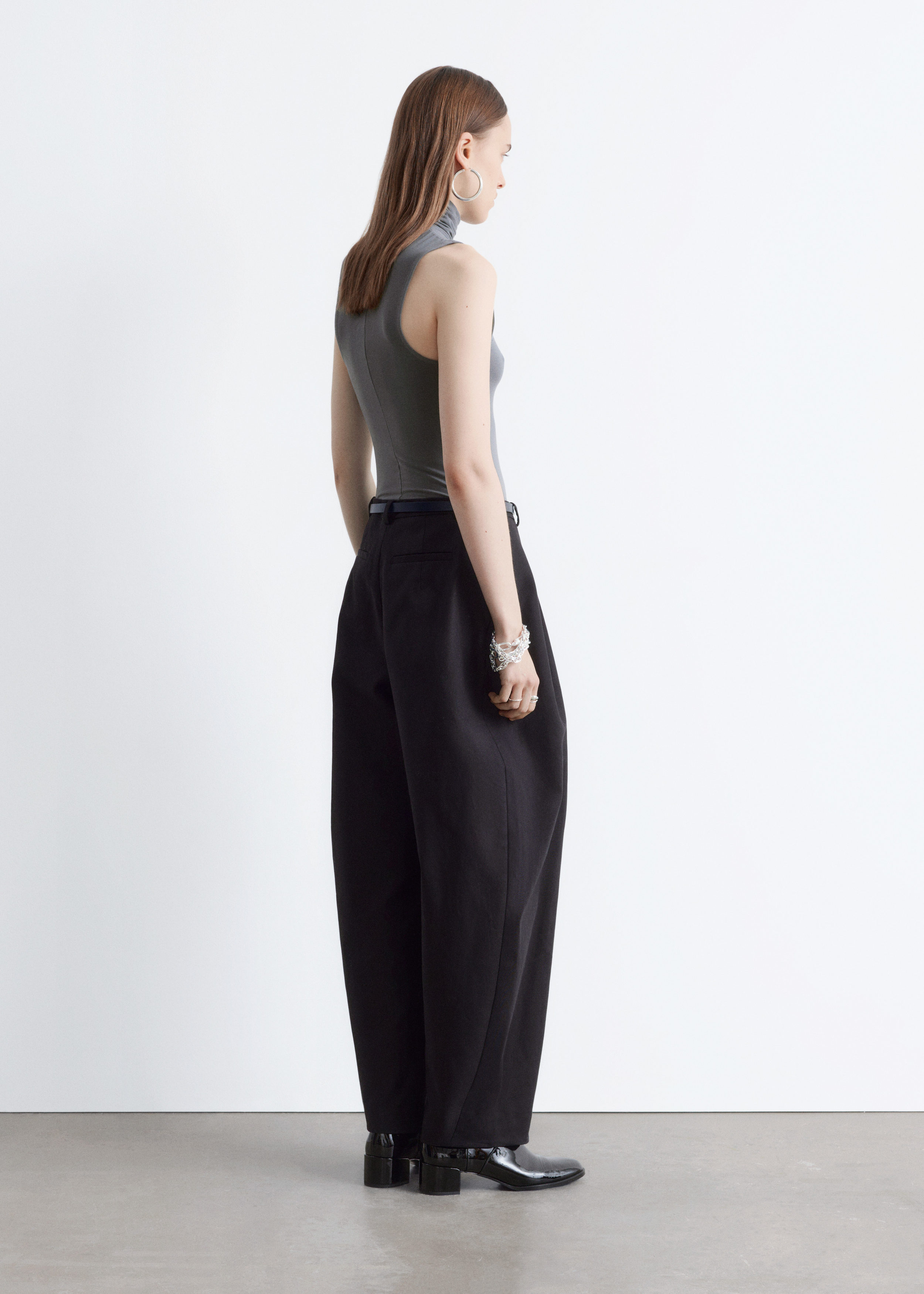 앤아더스토리즈 슬리브리스 터틀넥 탑의 다크 그레이컬러 ECOMLook입니다.