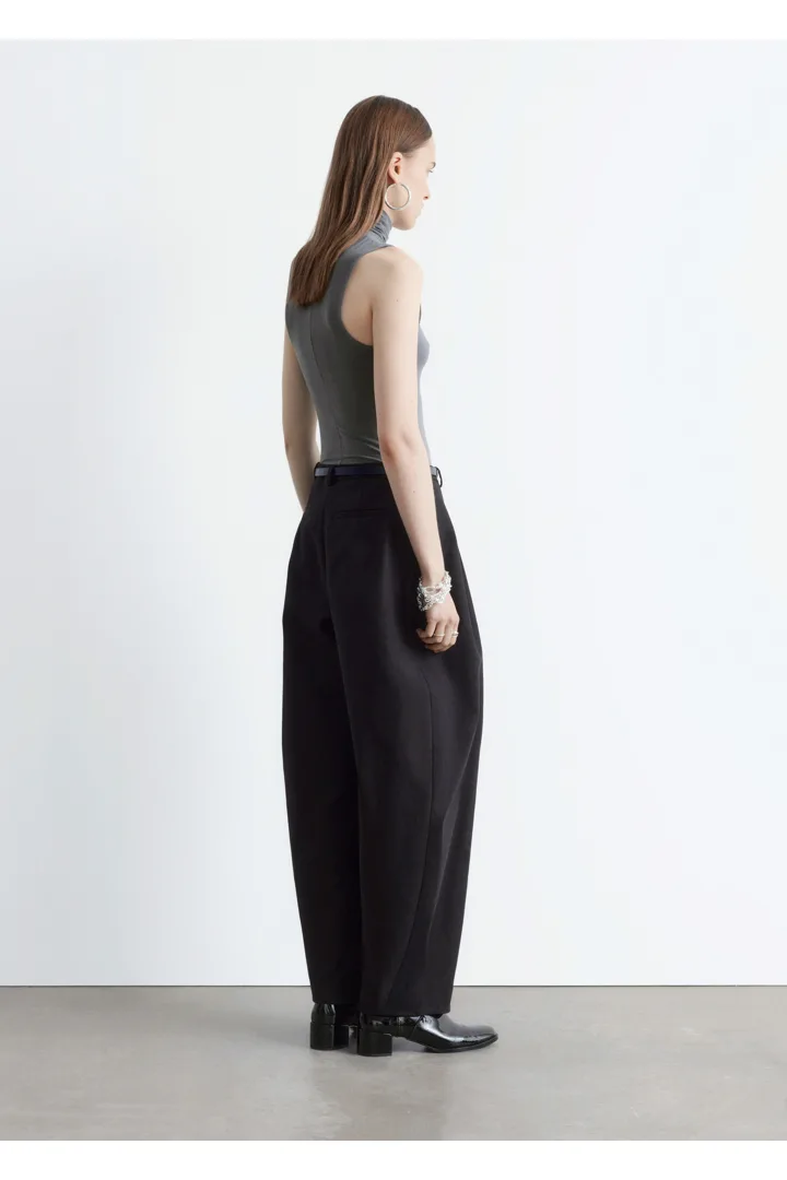 앤아더스토리즈 슬리브리스 터틀넥 탑의 다크 그레이컬러 ECOMLook입니다.