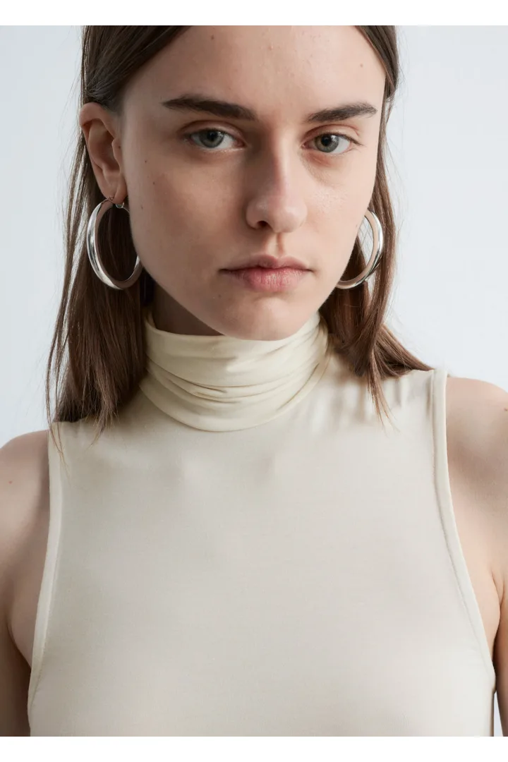 앤아더스토리즈 슬리브리스 터틀넥 탑의 크림컬러 ECOMLook입니다.