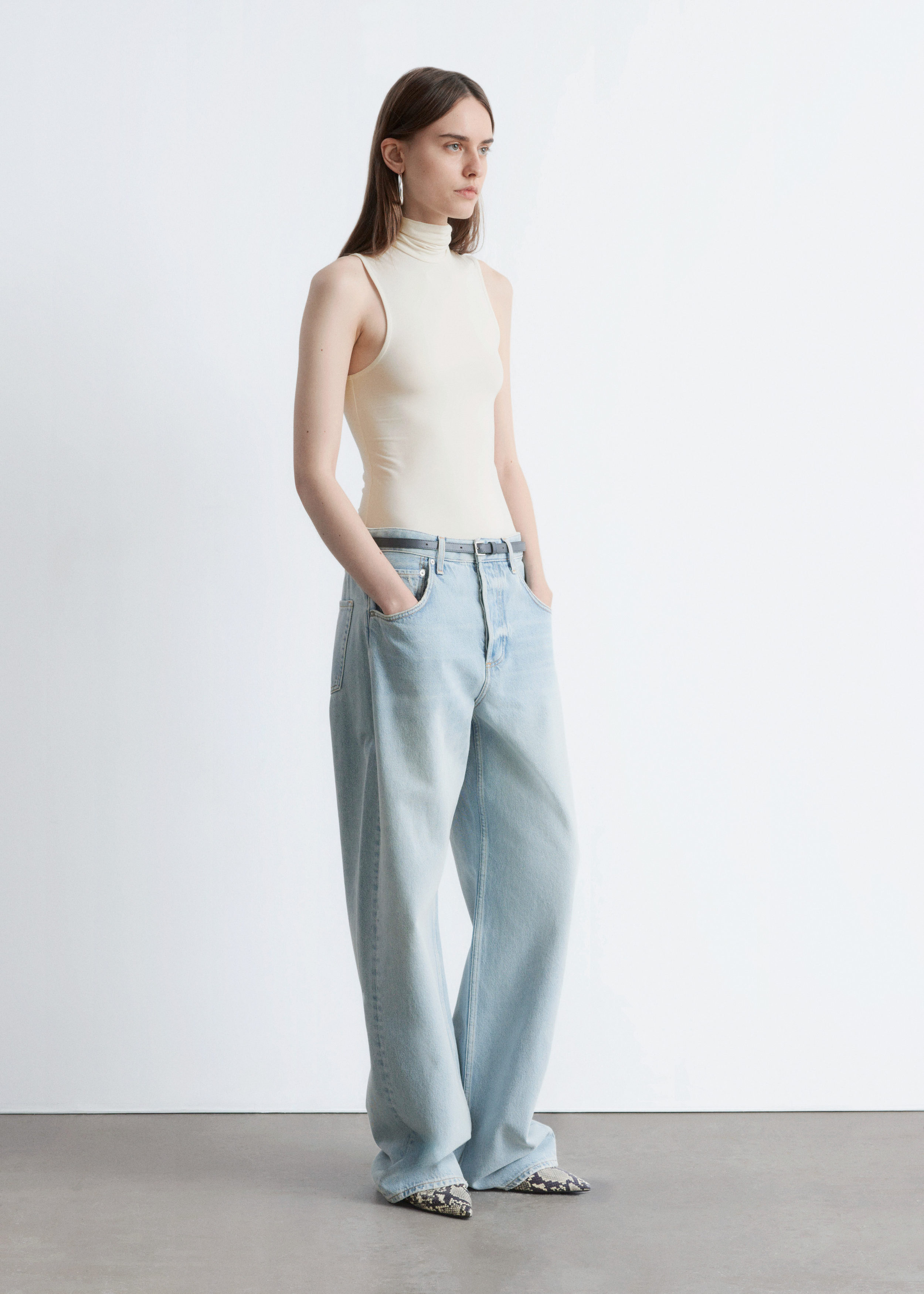 앤아더스토리즈 슬리브리스 터틀넥 탑의 크림컬러 ECOMLook입니다.