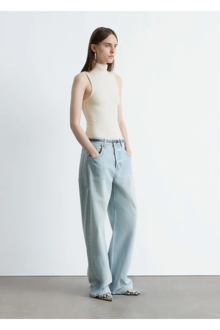 앤아더스토리즈 슬리브리스 터틀넥 탑의 크림컬러 ECOMLook입니다.