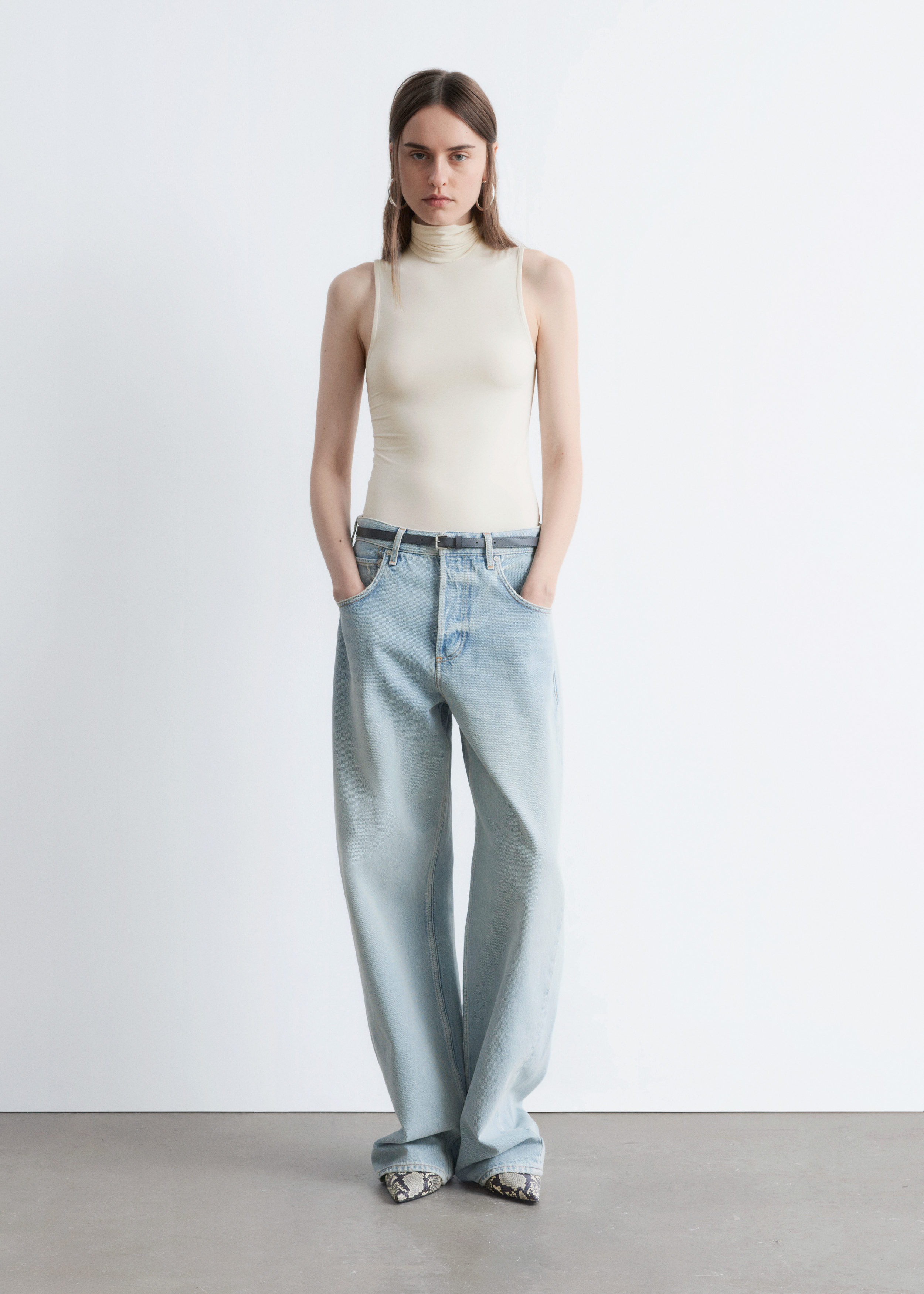 앤아더스토리즈 슬리브리스 터틀넥 탑의 크림컬러 ECOMLook입니다.