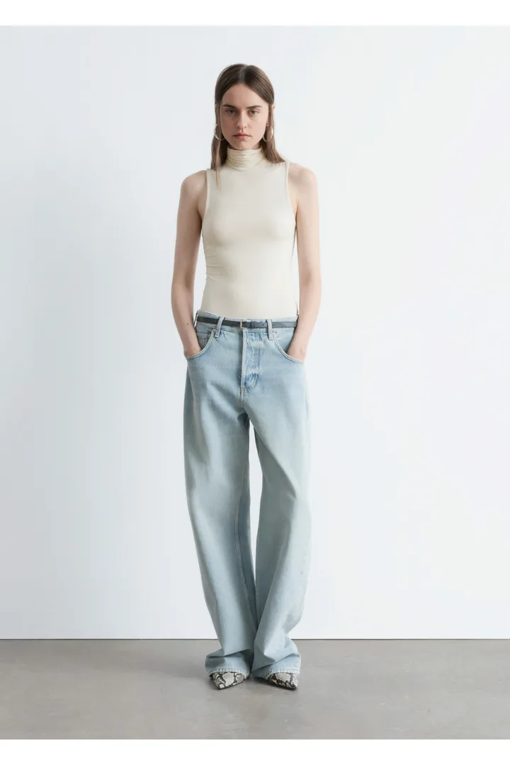 앤아더스토리즈 슬리브리스 터틀넥 탑의 크림컬러 ECOMLook입니다.