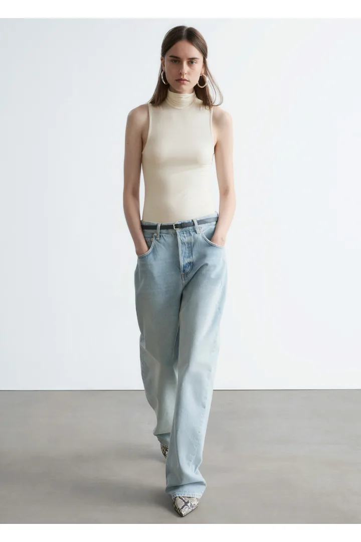 앤아더스토리즈 슬리브리스 터틀넥 탑의 크림컬러 ECOMLook입니다.