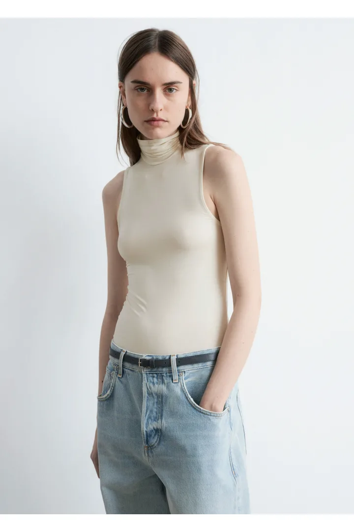 앤아더스토리즈 슬리브리스 터틀넥 탑의 크림컬러 ECOMLook입니다.