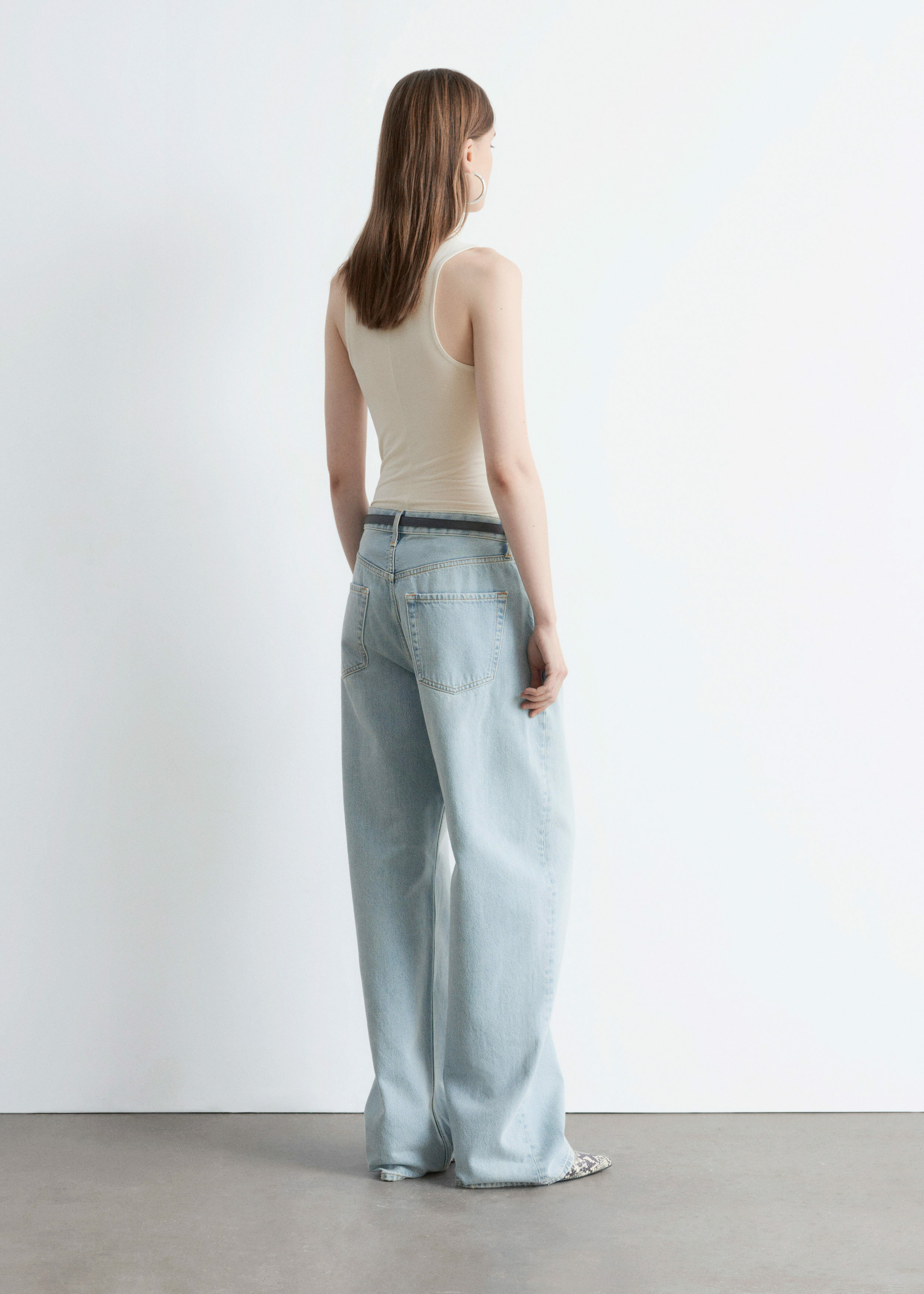 앤아더스토리즈 슬리브리스 터틀넥 탑의 크림컬러 ECOMLook입니다.