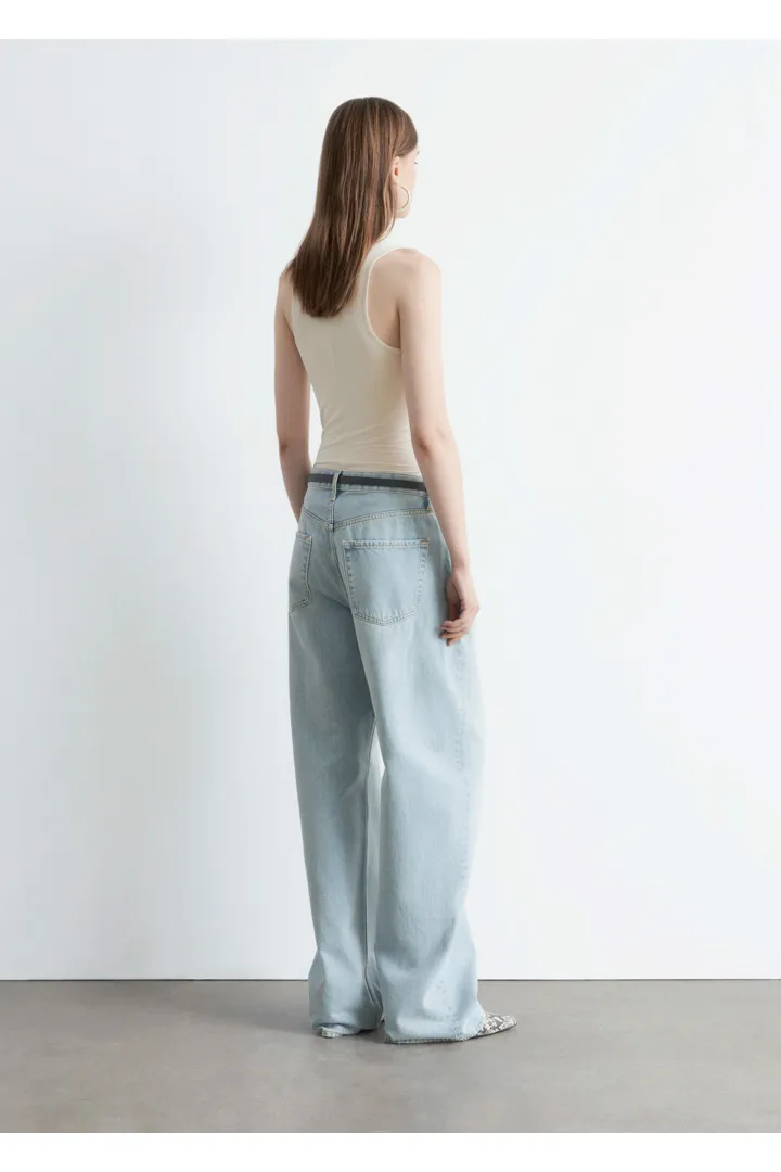 앤아더스토리즈 슬리브리스 터틀넥 탑의 크림컬러 ECOMLook입니다.