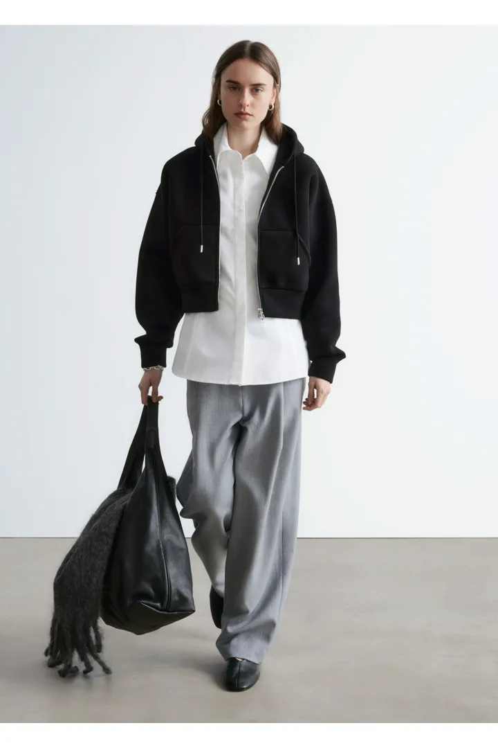 앤아더스토리즈 크롭 스쿠버 집 업 후디의 블랙컬러 ECOMLook입니다.