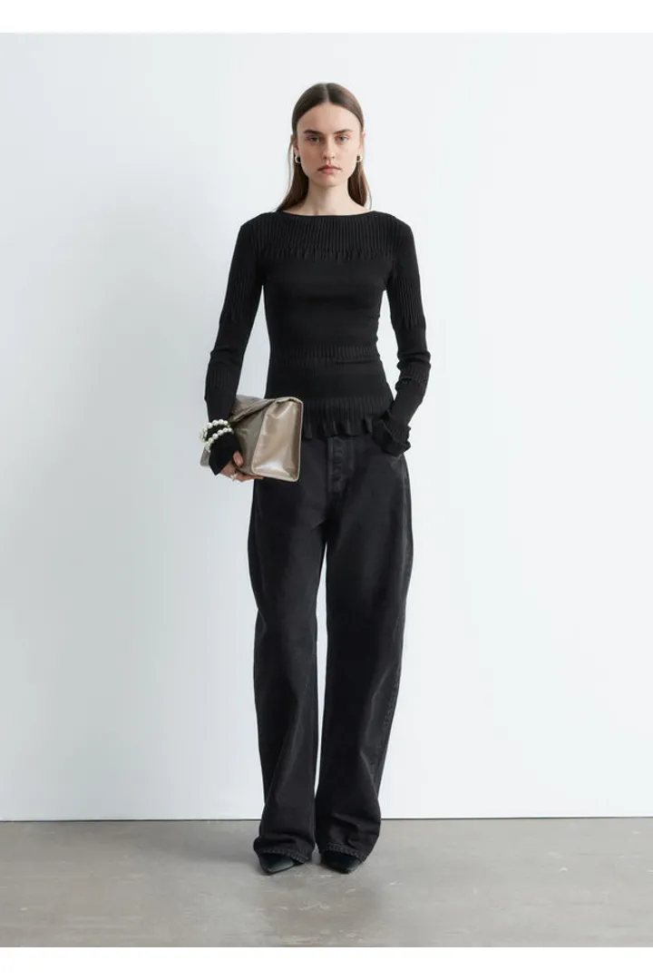 앤아더스토리즈 롱 슬리브 립 탑의 블랙컬러 ECOMLook입니다.