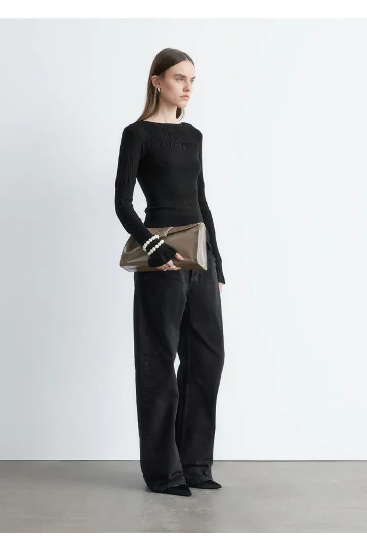 앤아더스토리즈 롱 슬리브 립 탑의 블랙컬러 ECOMLook입니다.