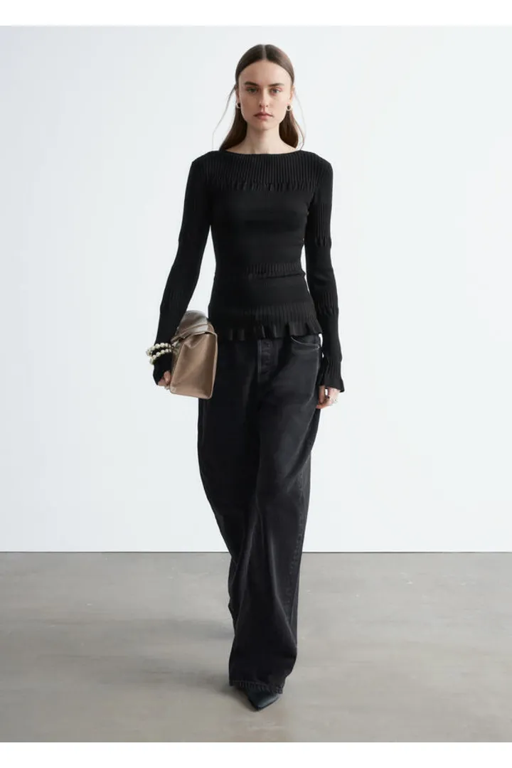 앤아더스토리즈 롱 슬리브 립 탑의 블랙컬러 ECOMLook입니다.