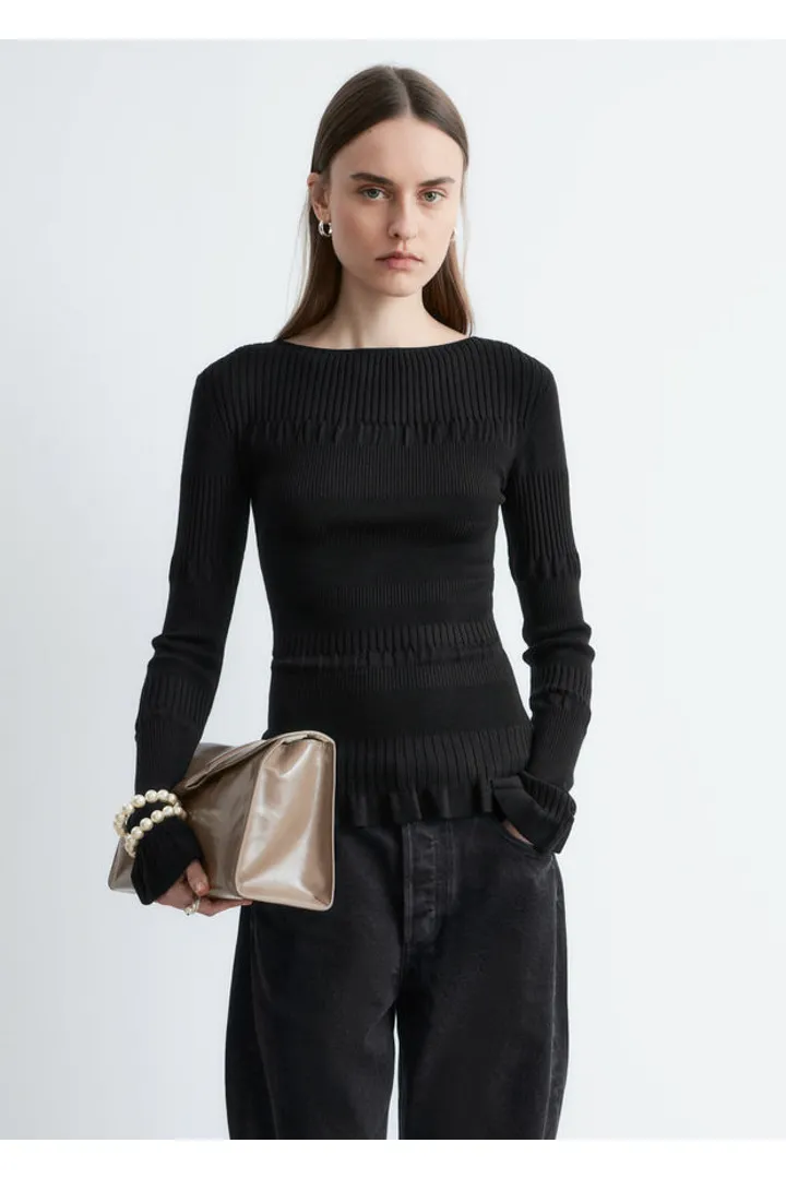 앤아더스토리즈 롱 슬리브 립 탑의 블랙컬러 ECOMLook입니다.