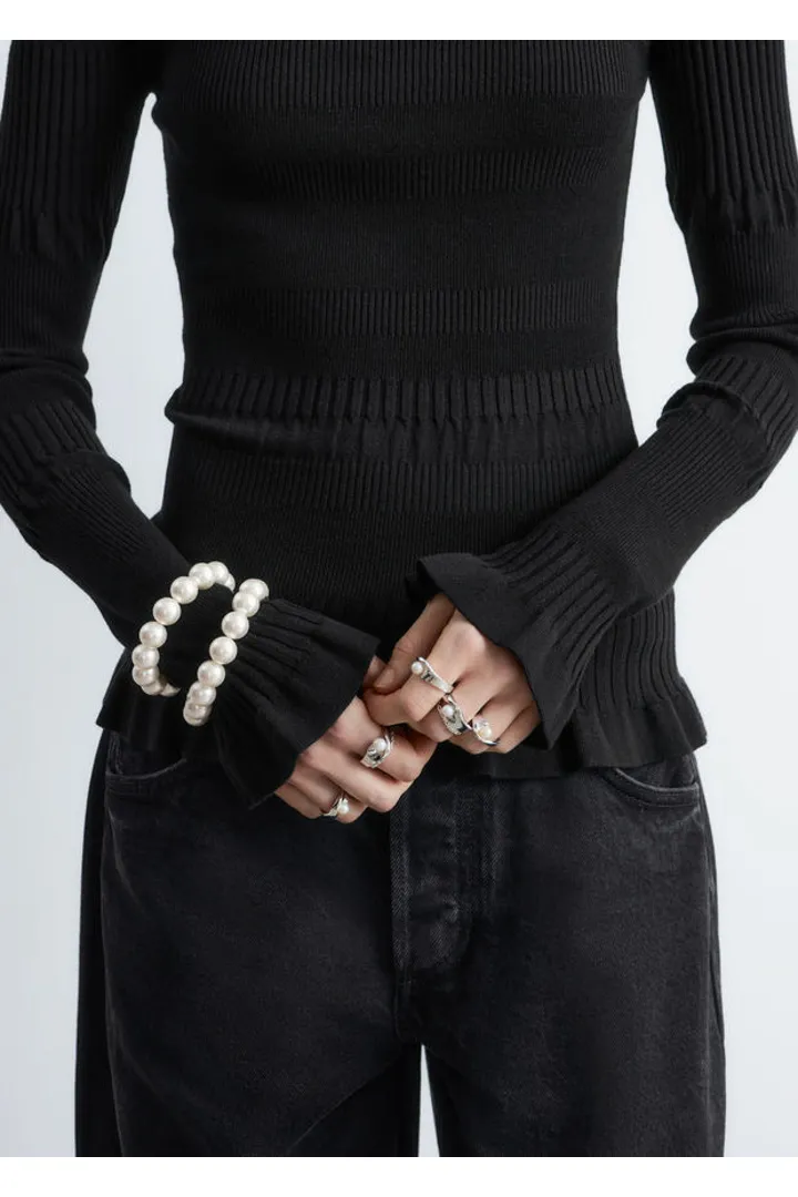 앤아더스토리즈 롱 슬리브 립 탑의 블랙컬러 ECOMLook입니다.