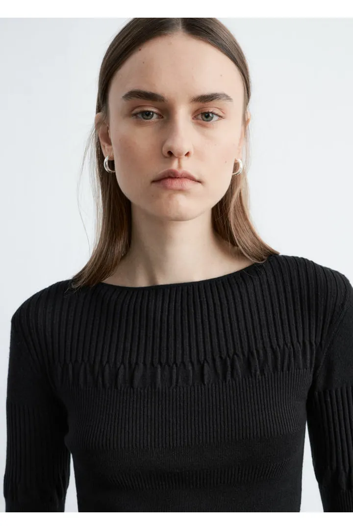 앤아더스토리즈 롱 슬리브 립 탑의 블랙컬러 ECOMLook입니다.