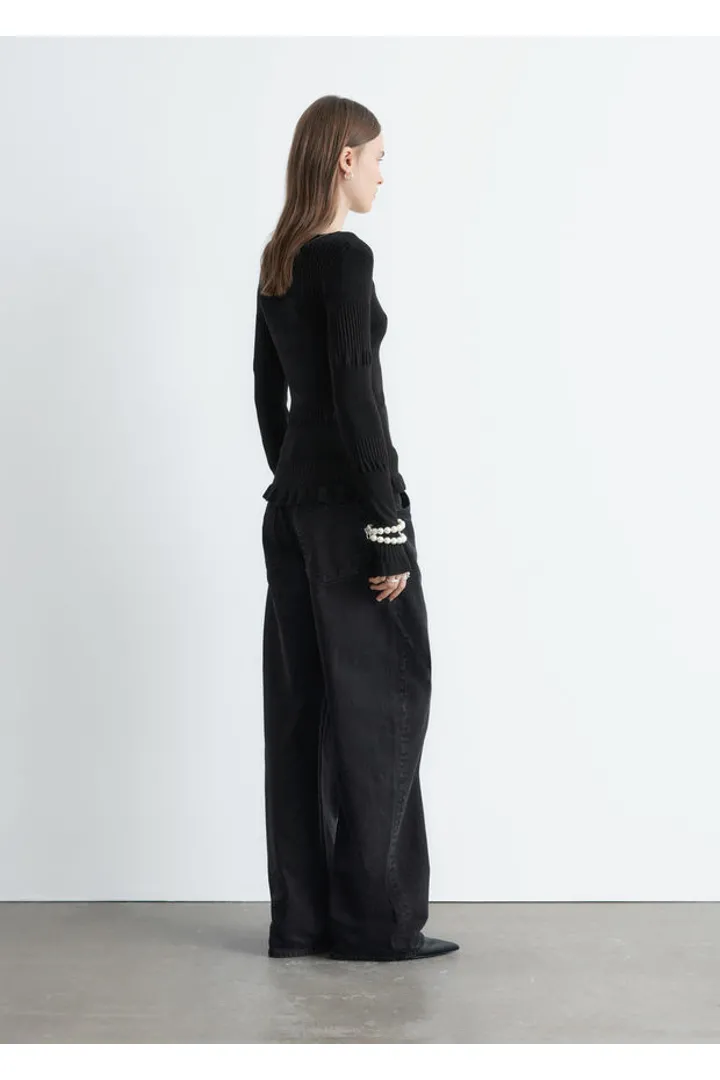 앤아더스토리즈 롱 슬리브 립 탑의 블랙컬러 ECOMLook입니다.