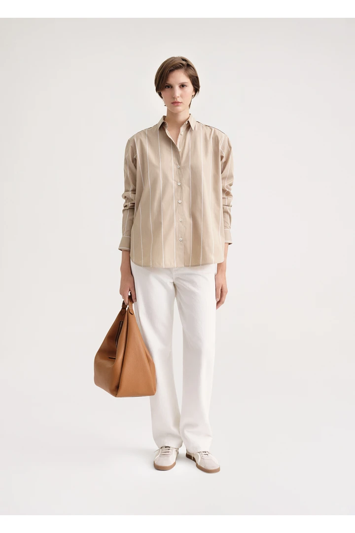 TOTEME 시그니처 코튼 셔츠 샌드 듄 스트라이프의 샌드 듄 스트라이프컬러 0번쨰 이미지입니다.