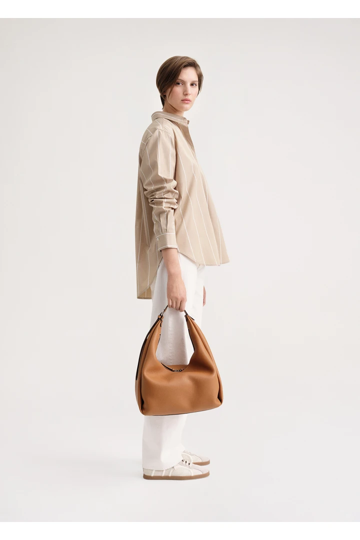 TOTEME 시그니처 코튼 셔츠 샌드 듄 스트라이프의 샌드 듄 스트라이프컬러 1번쨰 이미지입니다.