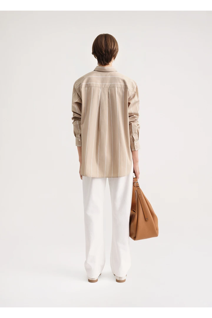 TOTEME 시그니처 코튼 셔츠 샌드 듄 스트라이프의 샌드 듄 스트라이프컬러 2번쨰 이미지입니다.