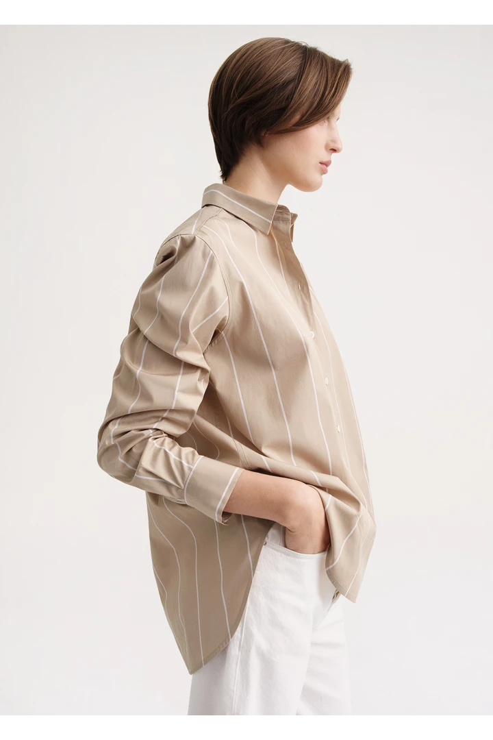 TOTEME 시그니처 코튼 셔츠 샌드 듄 스트라이프의 샌드 듄 스트라이프컬러 3번쨰 이미지입니다.