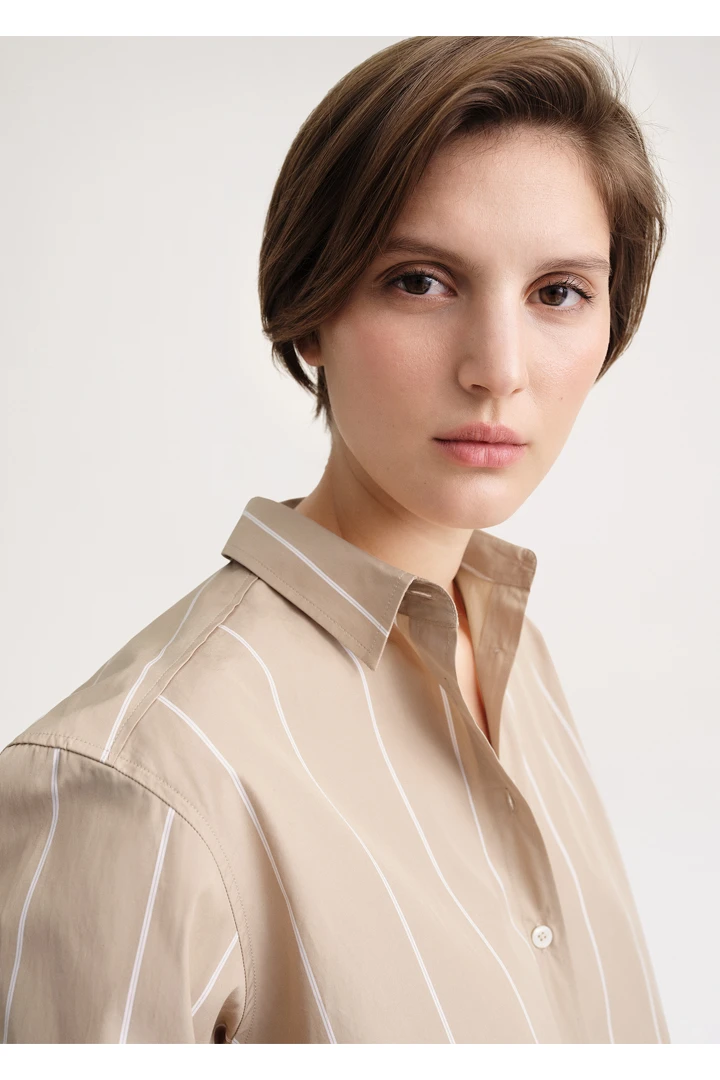 TOTEME 시그니처 코튼 셔츠 샌드 듄 스트라이프의 샌드 듄 스트라이프컬러 4번쨰 이미지입니다.