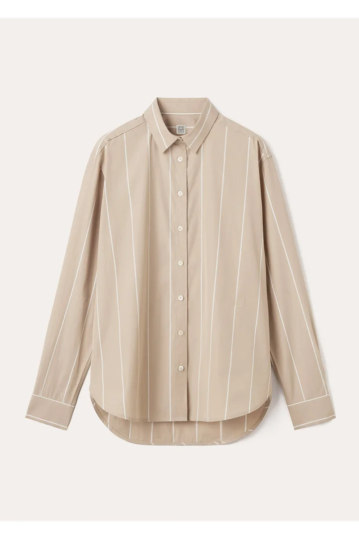 TOTEME 시그니처 코튼 셔츠 샌드 듄 스트라이프의 샌드 듄 스트라이프컬러 5번쨰 이미지입니다.