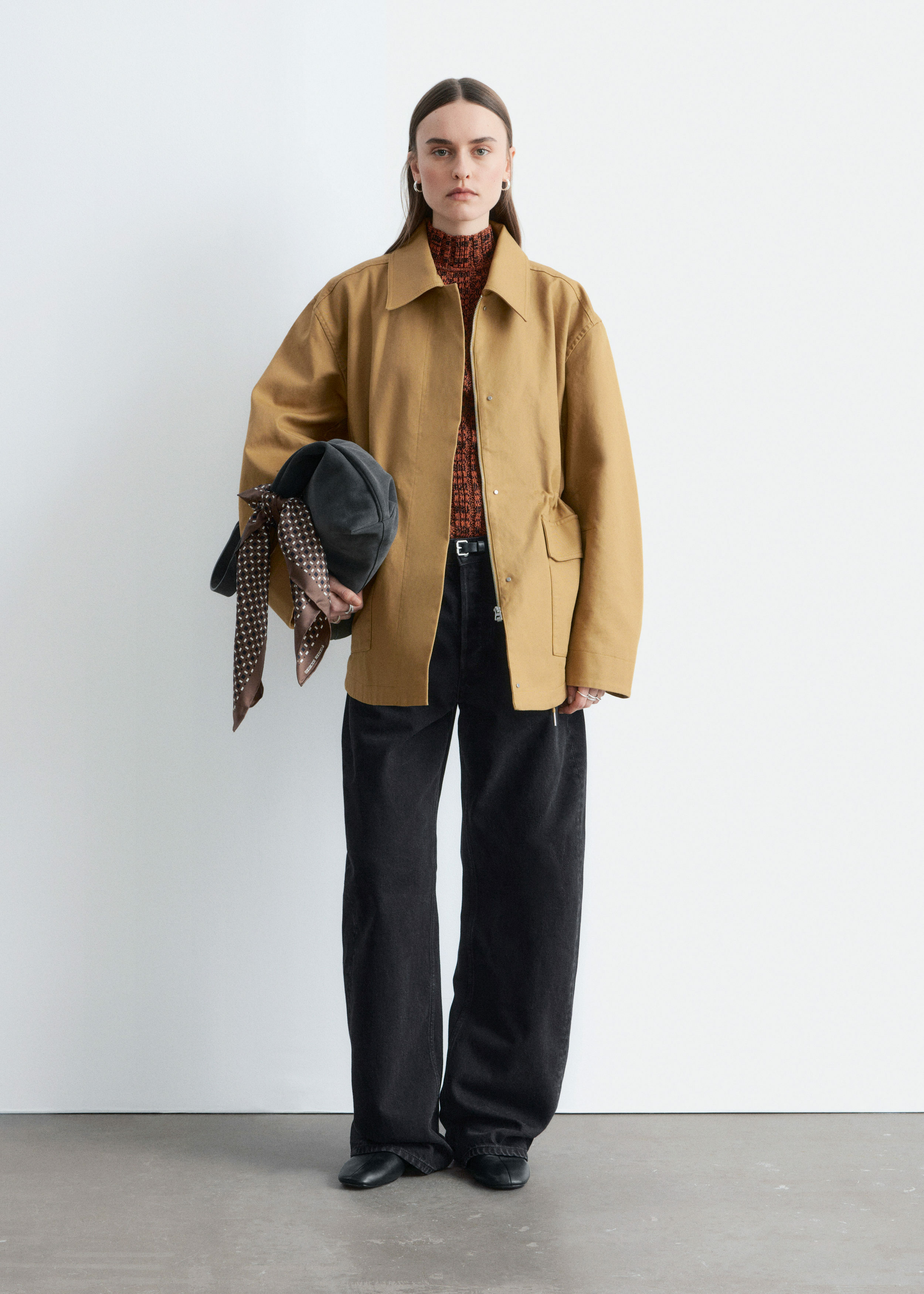 앤아더스토리즈 오버사이즈 드로스트링 유틸리티 자켓의 머스타드 옐로우컬러 ECOMLook입니다.