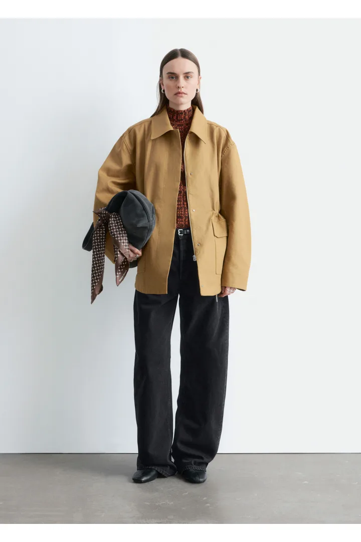 앤아더스토리즈 오버사이즈 드로스트링 유틸리티 자켓의 머스타드 옐로우컬러 ECOMLook입니다.