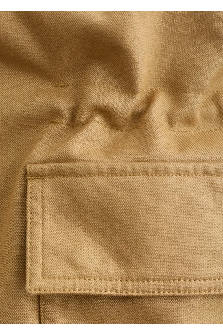 앤아더스토리즈 오버사이즈 드로스트링 유틸리티 자켓의 머스타드 옐로우컬러 Detail입니다.