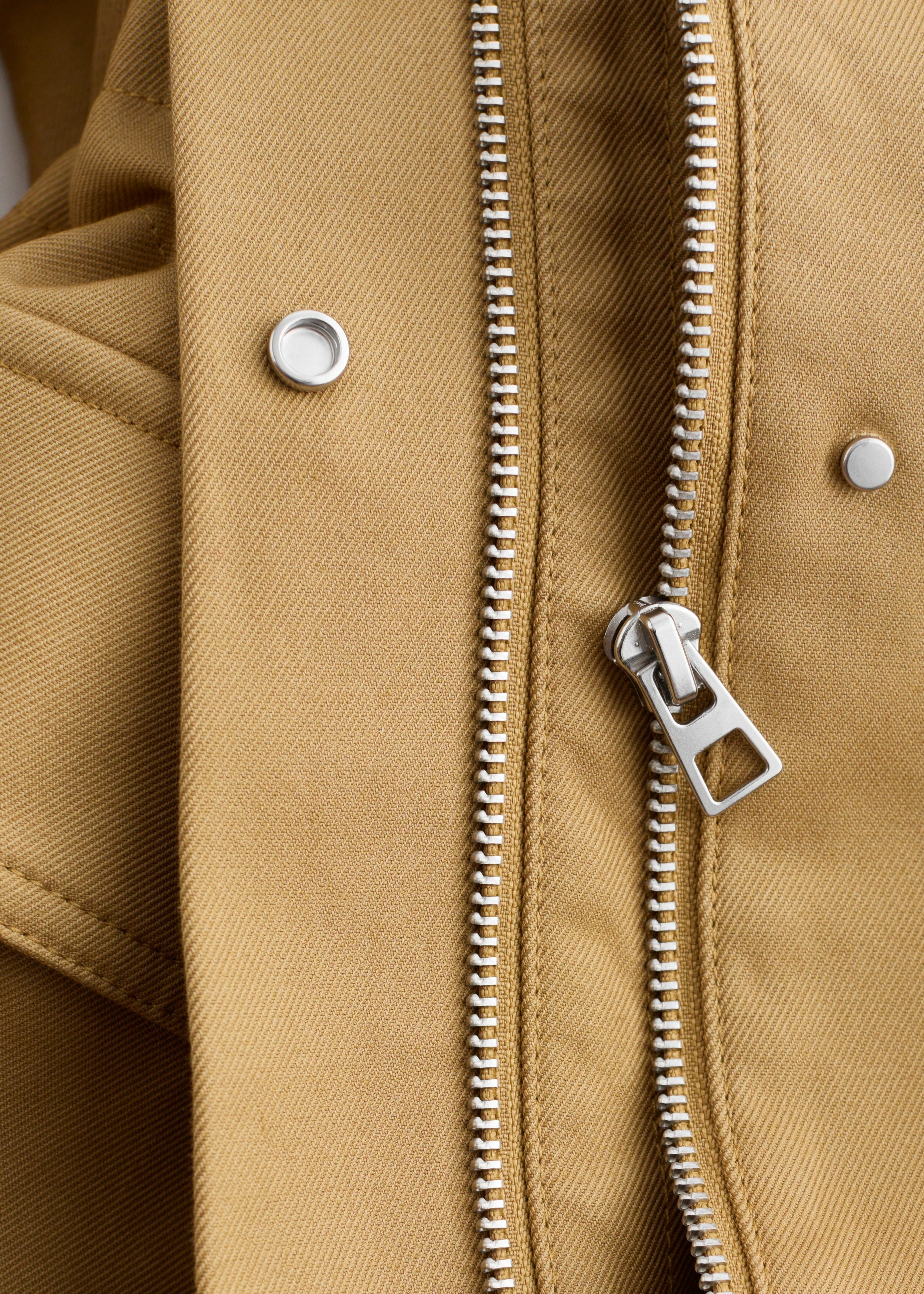 앤아더스토리즈 오버사이즈 드로스트링 유틸리티 자켓의 머스타드 옐로우컬러 Detail입니다.