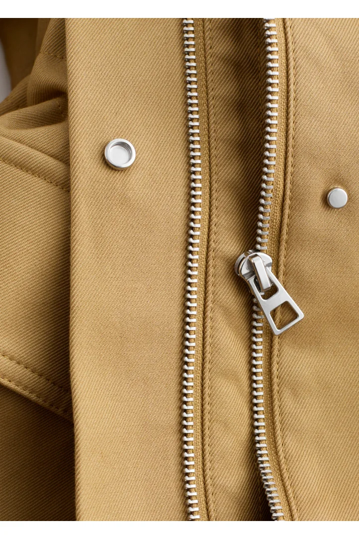 앤아더스토리즈 오버사이즈 드로스트링 유틸리티 자켓의 머스타드 옐로우컬러 Detail입니다.