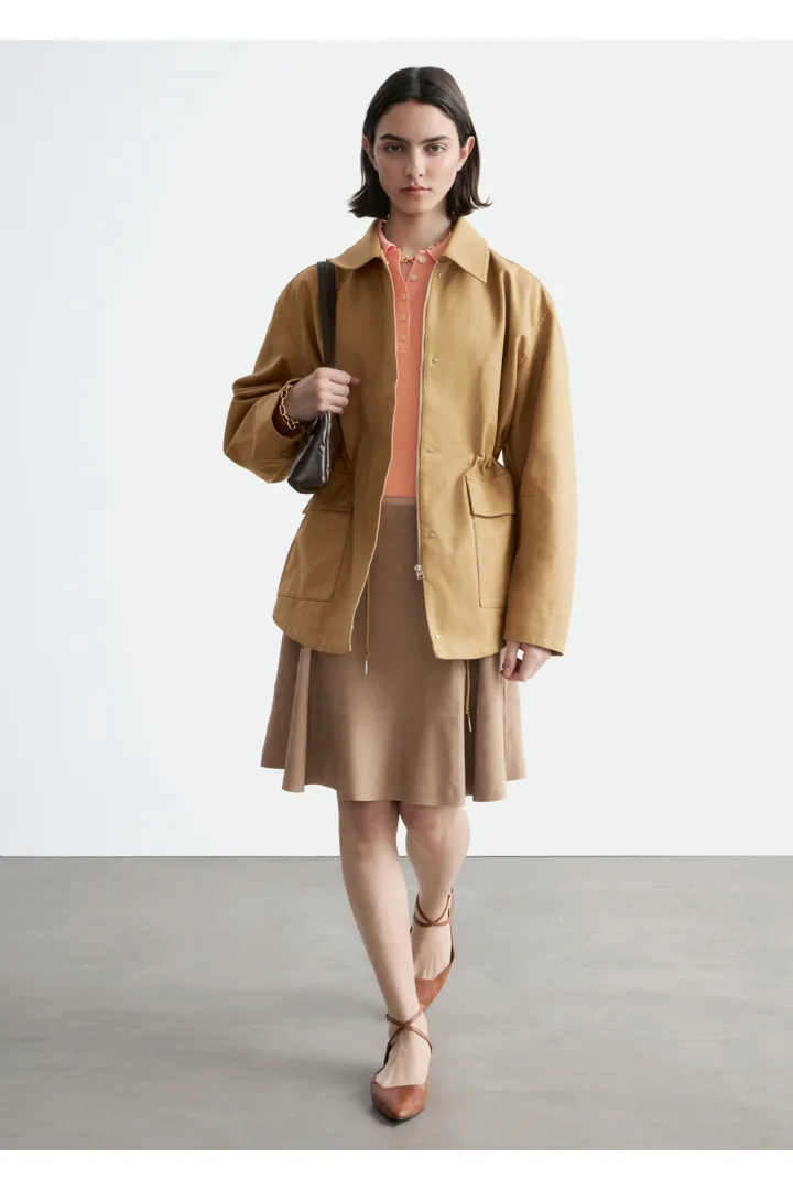 앤아더스토리즈 오버사이즈 드로스트링 유틸리티 자켓의 머스타드 옐로우컬러 ECOMLook입니다.