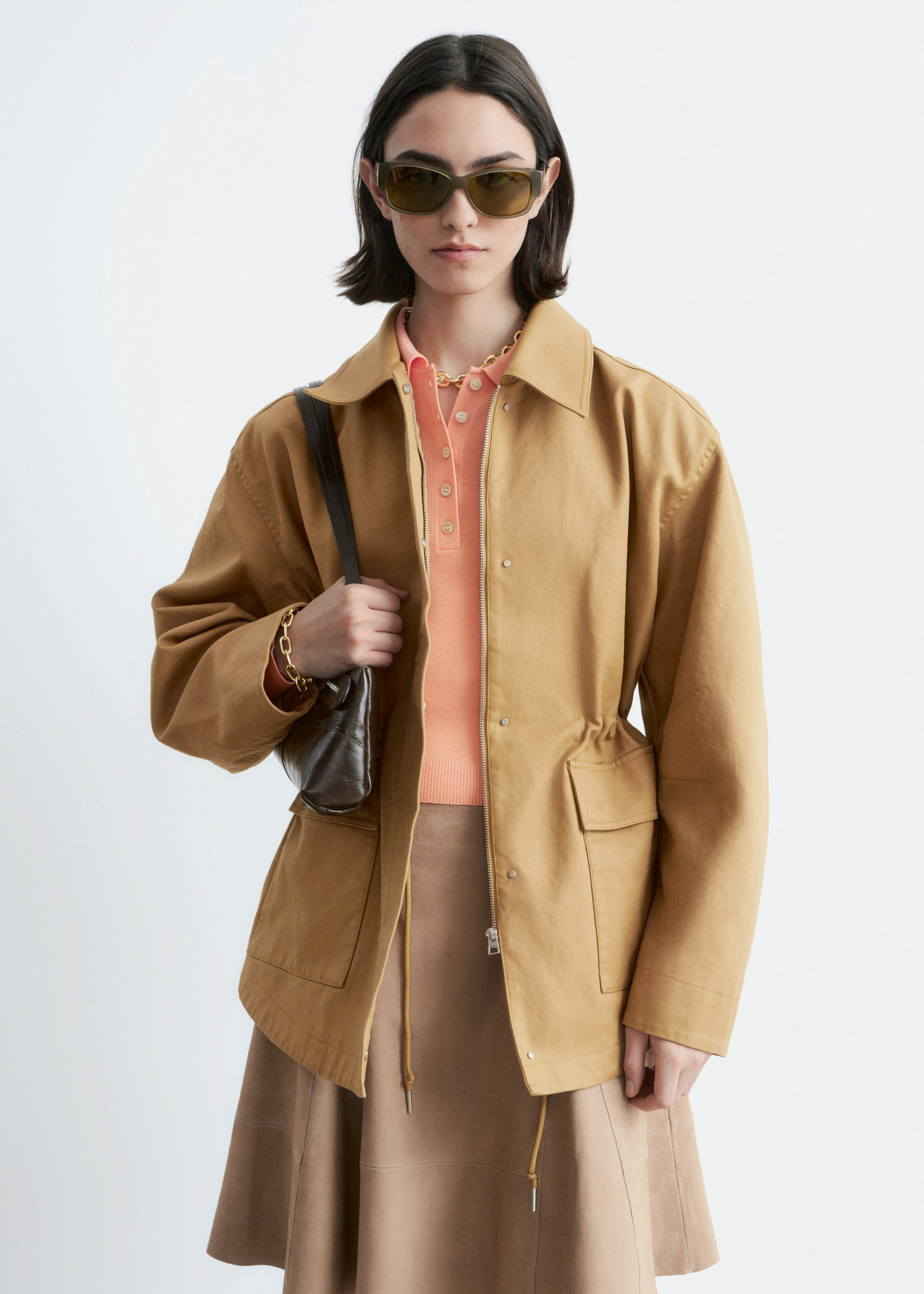 앤아더스토리즈 오버사이즈 드로스트링 유틸리티 자켓의 머스타드 옐로우컬러 ECOMLook입니다.