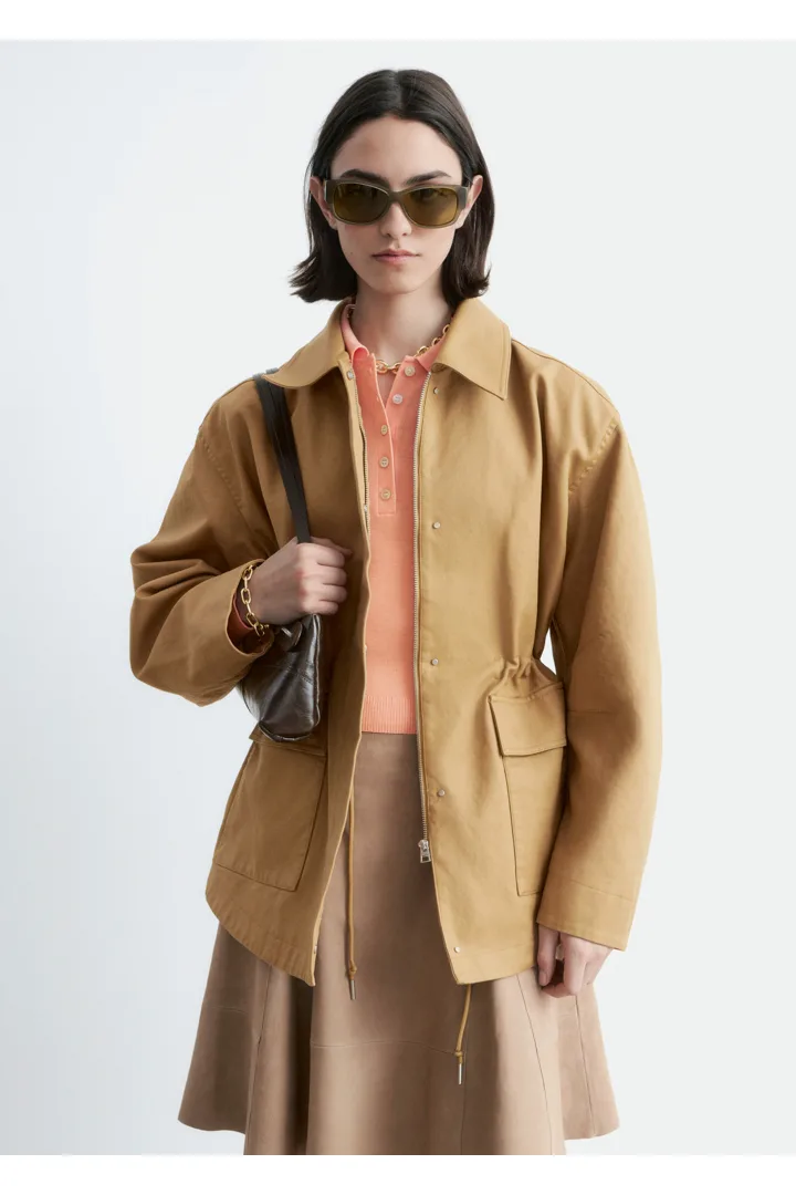 앤아더스토리즈 오버사이즈 드로스트링 유틸리티 자켓의 머스타드 옐로우컬러 ECOMLook입니다.