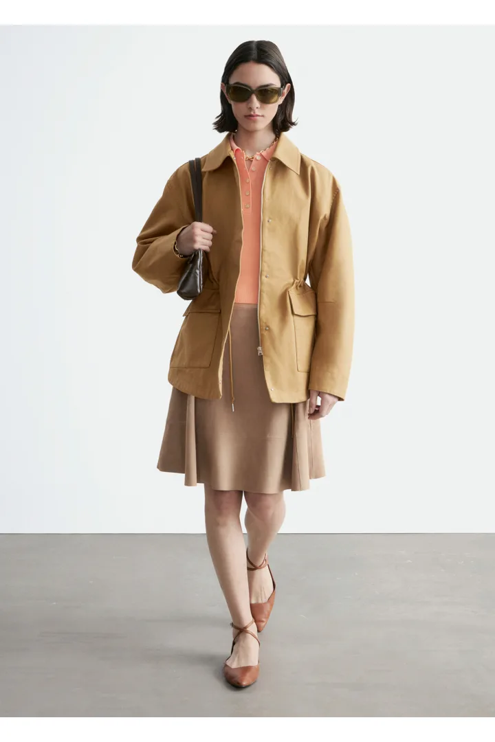 앤아더스토리즈 오버사이즈 드로스트링 유틸리티 자켓의 머스타드 옐로우컬러 ECOMLook입니다.