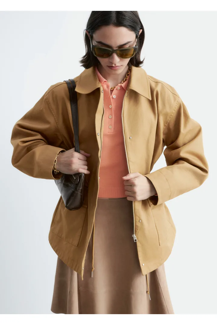 앤아더스토리즈 오버사이즈 드로스트링 유틸리티 자켓의 머스타드 옐로우컬러 ECOMLook입니다.