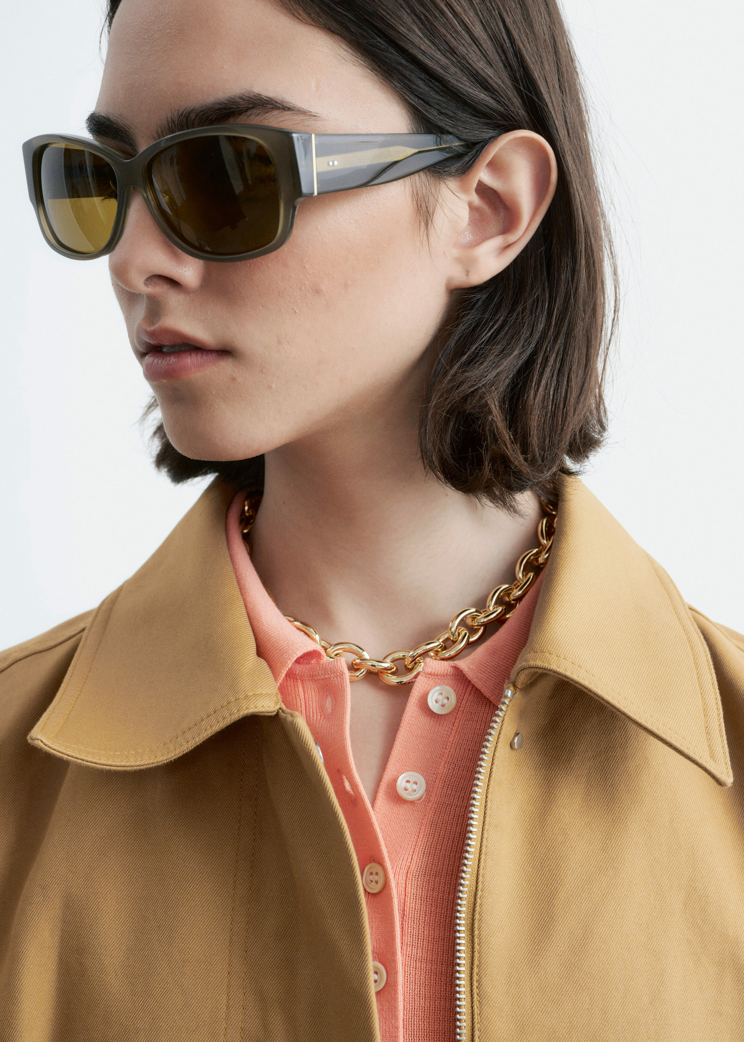 앤아더스토리즈 오버사이즈 드로스트링 유틸리티 자켓의 머스타드 옐로우컬러 ECOMLook입니다.