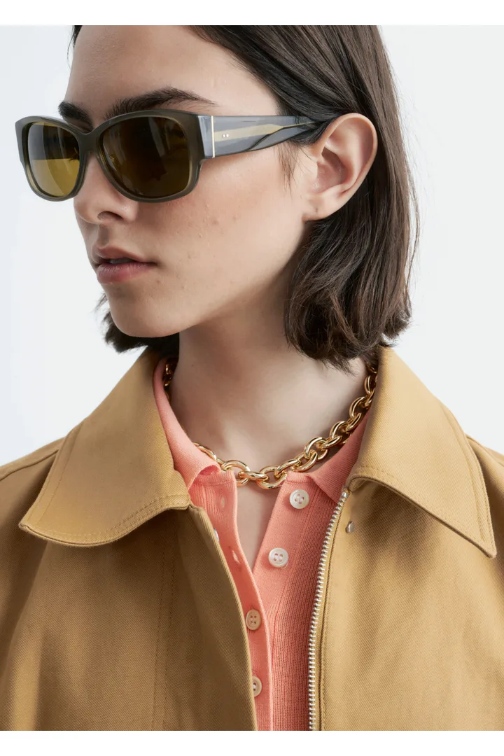 앤아더스토리즈 오버사이즈 드로스트링 유틸리티 자켓의 머스타드 옐로우컬러 ECOMLook입니다.