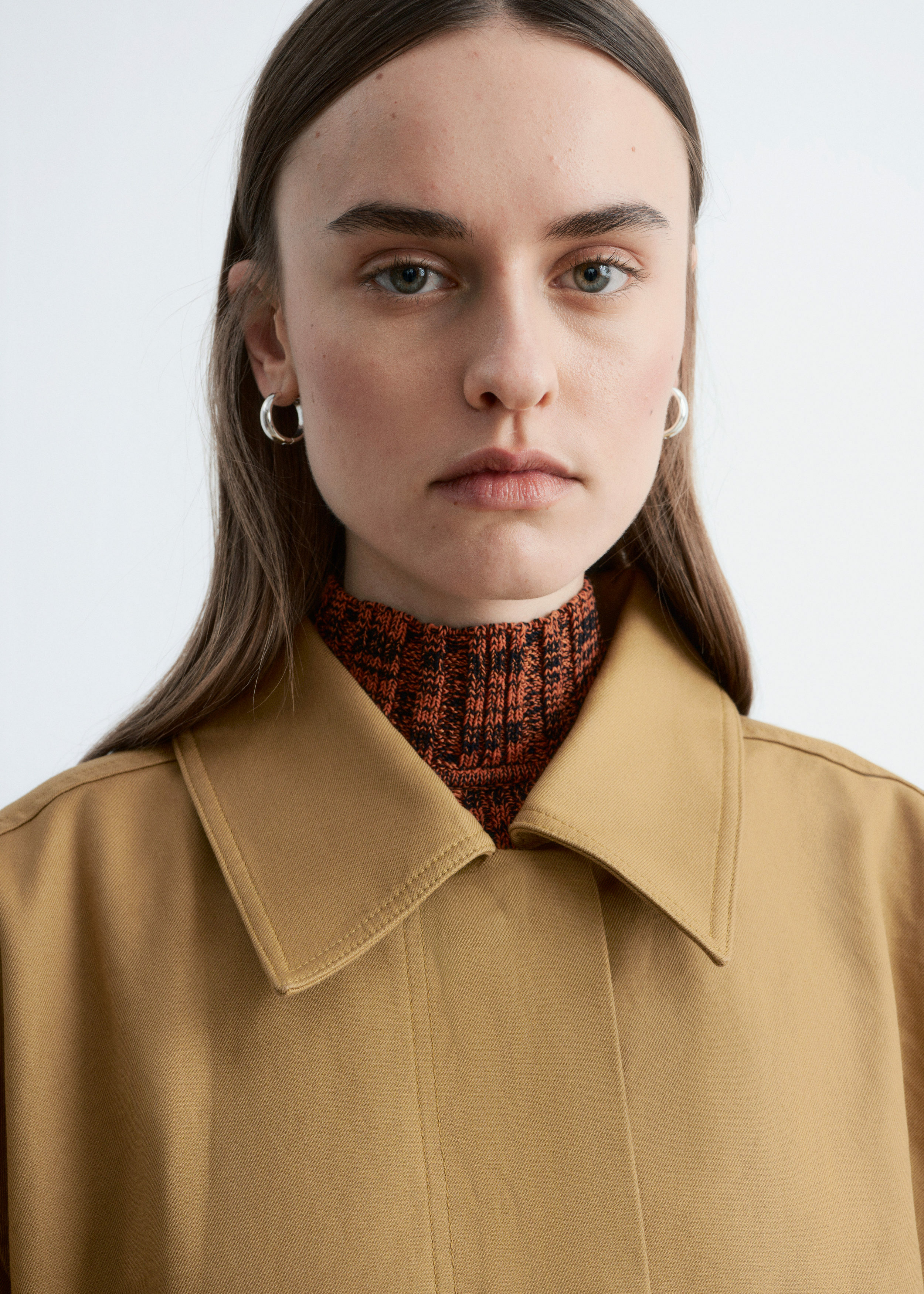 앤아더스토리즈 오버사이즈 드로스트링 유틸리티 자켓의 머스타드 옐로우컬러 ECOMLook입니다.