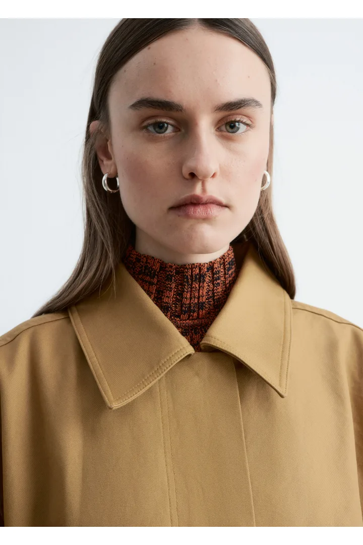 앤아더스토리즈 오버사이즈 드로스트링 유틸리티 자켓의 머스타드 옐로우컬러 ECOMLook입니다.