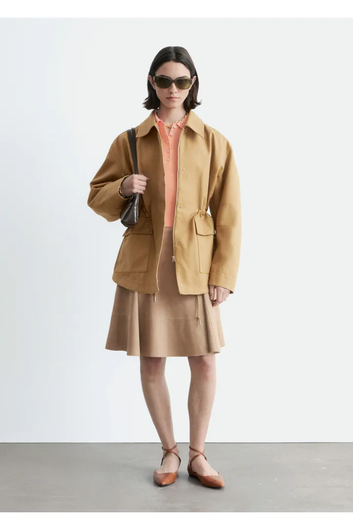 앤아더스토리즈 오버사이즈 드로스트링 유틸리티 자켓의 머스타드 옐로우컬러 ECOMLook입니다.