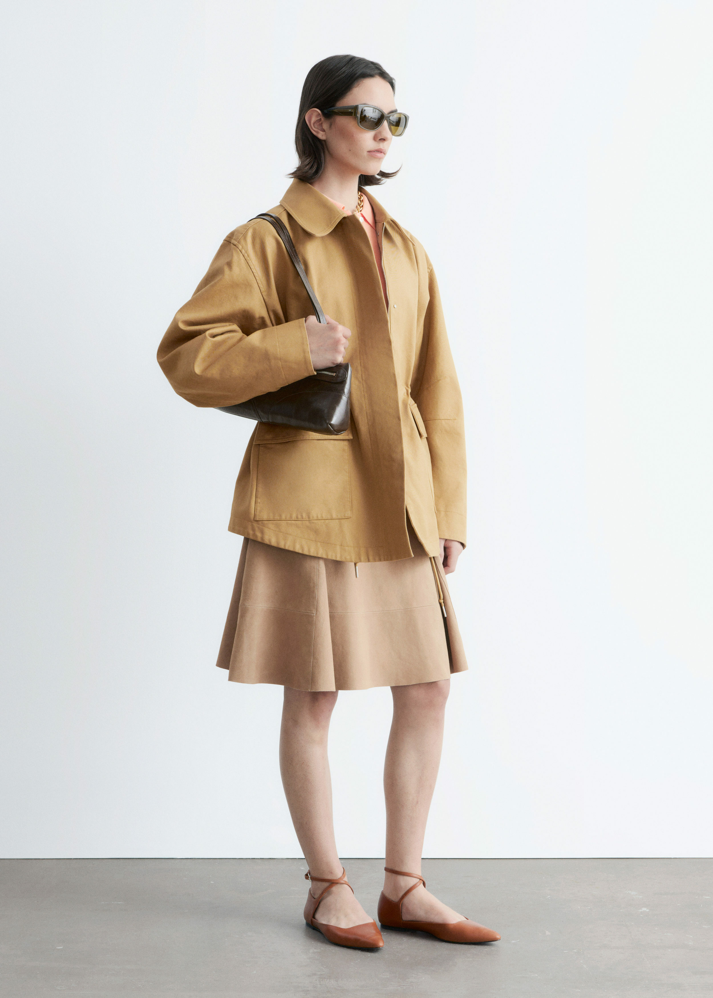 앤아더스토리즈 오버사이즈 드로스트링 유틸리티 자켓의 머스타드 옐로우컬러 ECOMLook입니다.