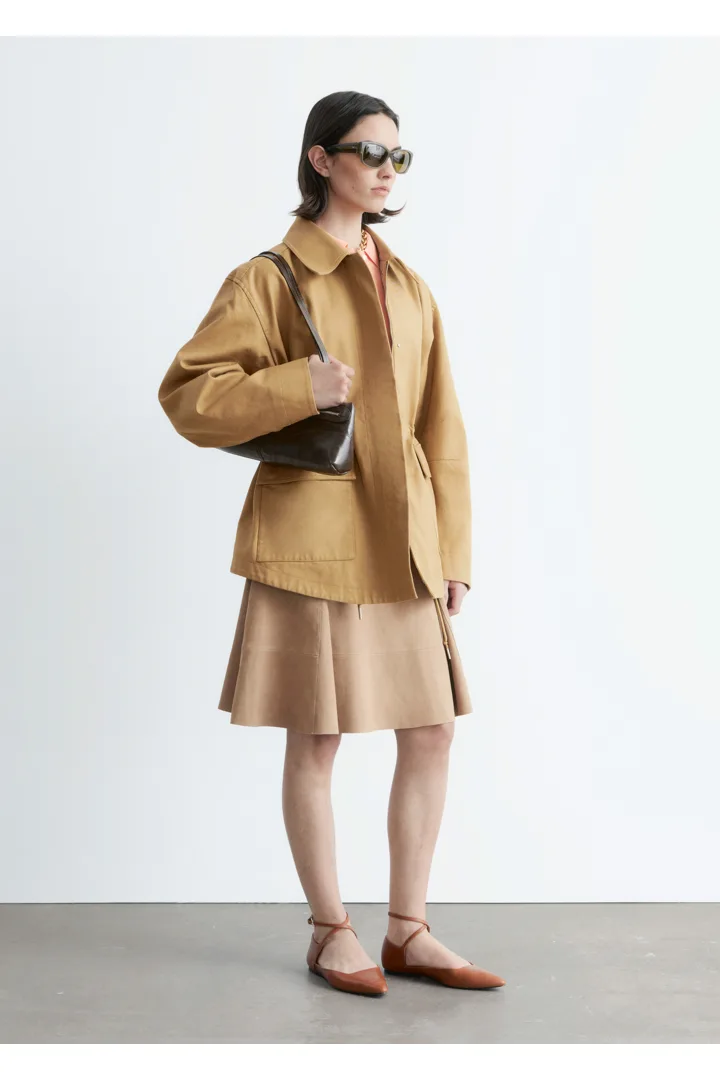 앤아더스토리즈 오버사이즈 드로스트링 유틸리티 자켓의 머스타드 옐로우컬러 ECOMLook입니다.