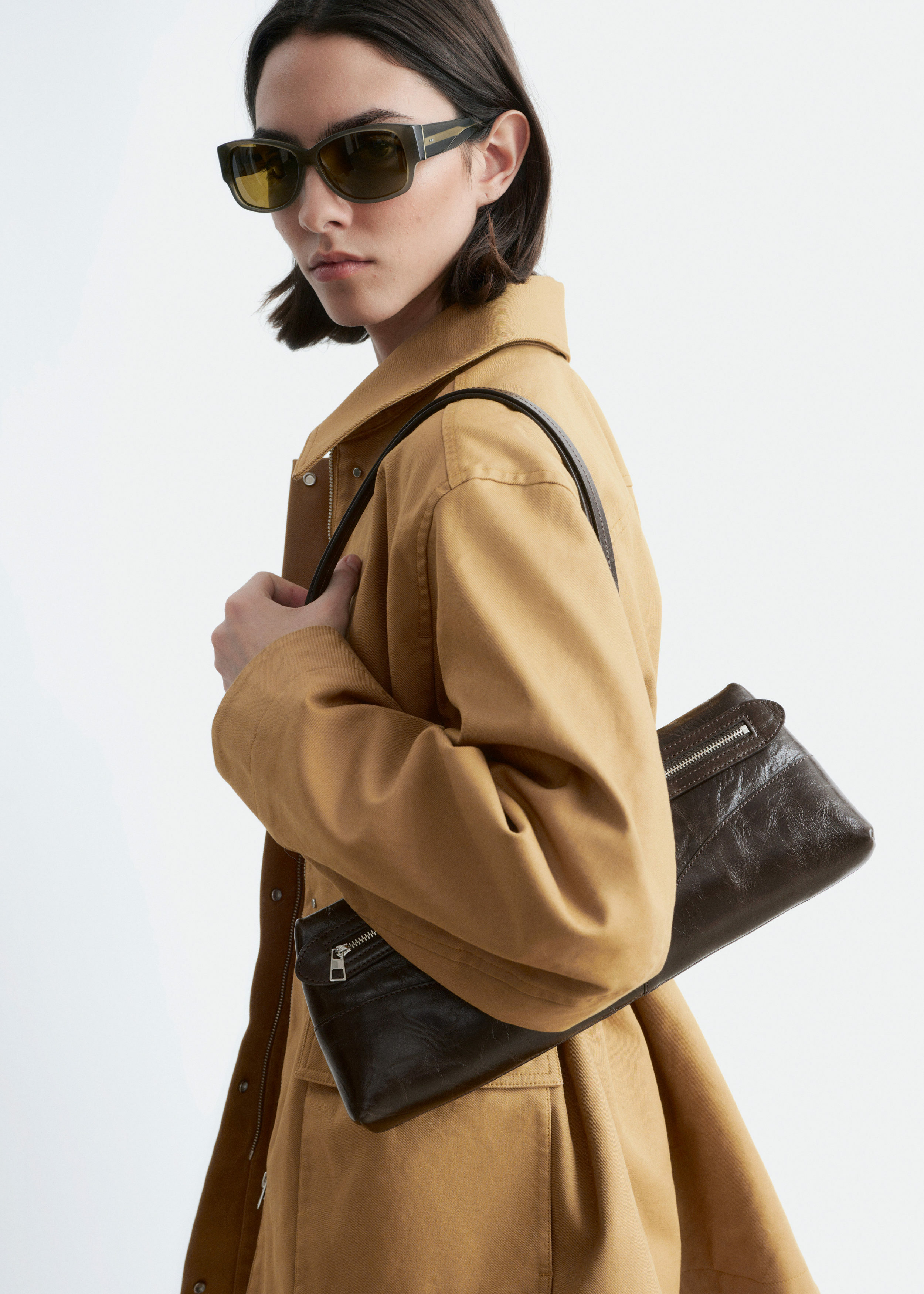 앤아더스토리즈 오버사이즈 드로스트링 유틸리티 자켓의 머스타드 옐로우컬러 ECOMLook입니다.