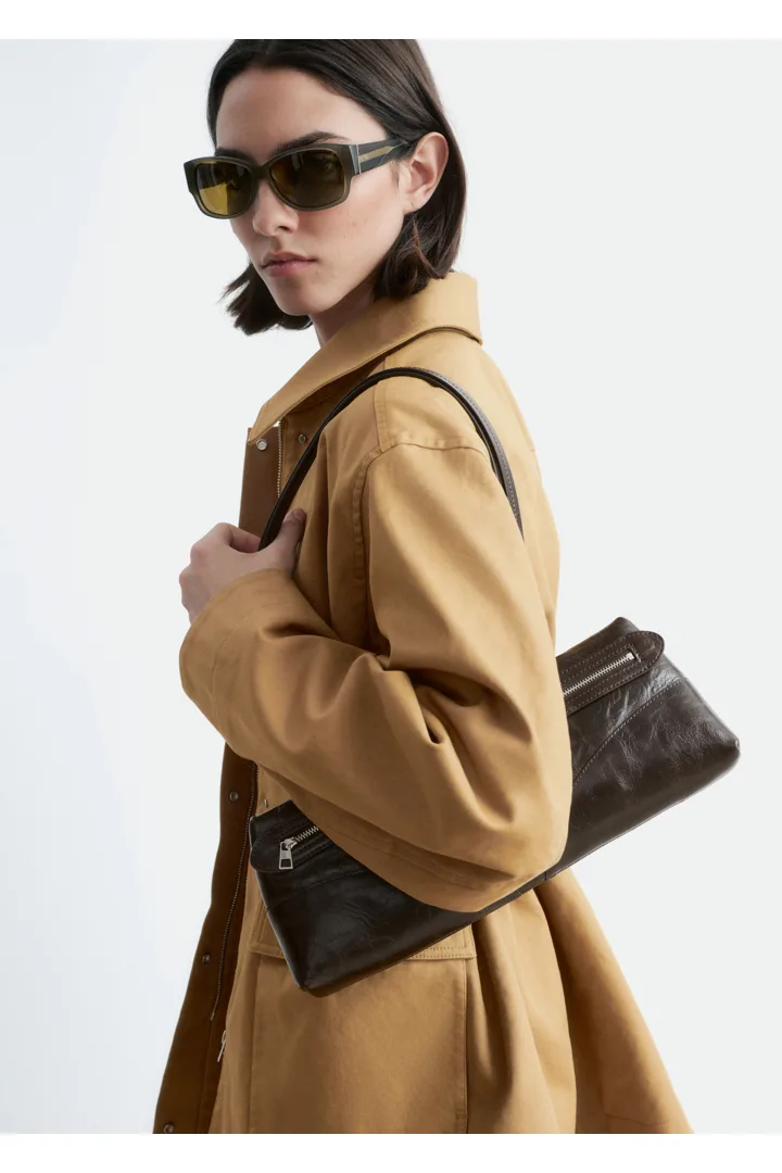 앤아더스토리즈 오버사이즈 드로스트링 유틸리티 자켓의 머스타드 옐로우컬러 ECOMLook입니다.