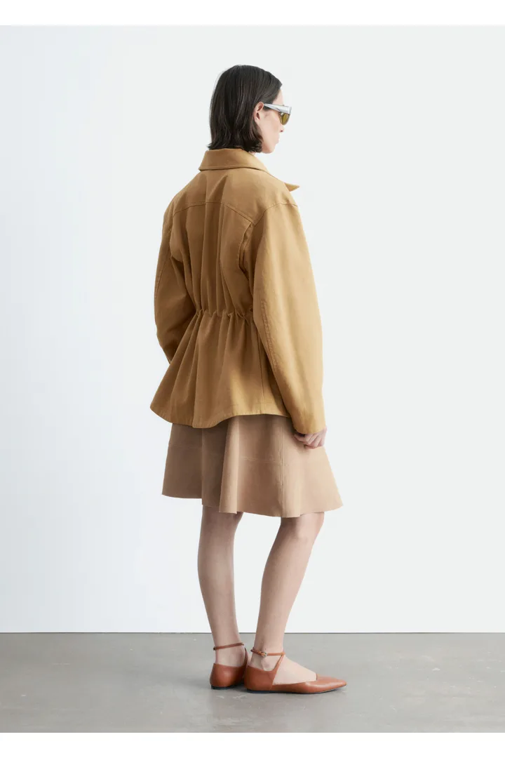 앤아더스토리즈 오버사이즈 드로스트링 유틸리티 자켓의 머스타드 옐로우컬러 ECOMLook입니다.